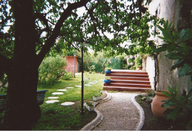 Jardin menant à la Fermière, esprit familiale adapté pour les enfants. balançoires en fond de jardin.